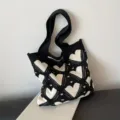 Stylische Strick-Einkaufstasche mit schwarz-weißem Herzmuster für tägliche Nutzung - Großes Herz (Large Heart) / Schwarz