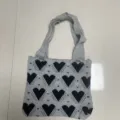 Casual gebreide tote bag met zwart hartjespatroon op grijze achtergrond - Groot Hart (Large Heart) / Grijs