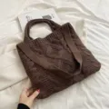 Vintage bruine gebreide draagtas voor dames met grote capaciteit voor herfst en winter - koffiekleur