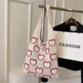 Stijlvolle gebreide draagtas in gebroken wit met rode hartjes voor damesmode mode - Broken Wit
