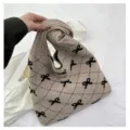 Beige gebreide draagtas met zwarte strikpatronen en elegante diamanttextuurdetails - Khaki met zwarte strik