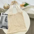 Vintage cremefarbene gestrickte hohle gewebte Tasche mit einem großen Fassungsvermögen - Gebrochenes Weiß