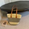 Stijlvolle zomerse strooien draagtas met zwarte strepen en stevige bruine leren hengsels - 42*28*13cm / Beige en Zwart