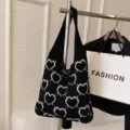 Elegante borsa tote in maglia nera con motivo a cuori bianchi e grande capienza - Nero