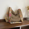 Grote Boheemse gehaakte draagtas met kleurrijke granny square band in bruin breiwerk - Kaki