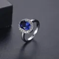 Elegante anillo de latón plateado con una gran circonita azul óvalo y engaste halo - Size 5.25 / Azul