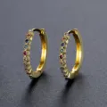 Kleine vergoldete Huggie-Ohrringe mit einer Reihe von lebhaften, bunten Zirkonsteinen - Goldener Stil (E22042712-MG)
