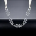 Elegante collana da sposa in zirconi con motivo floreale e nastri di seta crema - Stile Argento (F21100629)