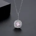 Elegante collar plateado con colgante redondo de circonita rosa y doble halo. - Rosa