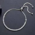 Elegante pulsera ajustable en tono plateado con piedras de circón claras para mujer - Estilo de Cadena de Tenis Ajustable / Plateado Transparente (B22041501-WRh)