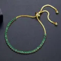 Elegante pulsera dorada ajustable con brillantes piedras redondas de circonita verde - Estilo de Cadena de Tenis Ajustable / Dorado Verde (B22041501-Gn18K)