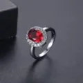 Elegante anillo de circón rojo óvalo con engaste de halo brillante para mujer, plata. - Size 5.25 / Rojo