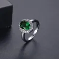 Elegante anillo plateado con gema ovalada verde y un halo de circonitas brillantes - Size 5.25 / Verde