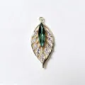 Detailansicht eines eleganten grünen Blattanhängers mit Kristallen im Marquise-Schliff Gold - Nur Anhänger (Ohne Kette) / 1 Stück