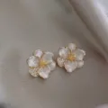 Detail view of French oil-drop flower stud earrings with zircon accents and gold plating - 五瓣花朵耳钉(E2588金白)