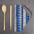 Set di posate portatili in legno con cucchiaio, bacchette e sacchetto in tessuto - Posate Legno Portatili (Sacchetto Stile Etnico Blu) / Stile 04