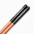 Palillos japoneses de madera con un diseño de pez gris minimalista y acabado negro - 23cm / Negro