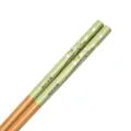 Baguettes en bambou carbonisé vert premium avec motif de feuilles et décoration de gravure - 24 / Imprimé Feuilles Vert Clair
