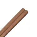 Λεπτομέρεια παραδοσιακών ξύλινων chopsticks από κόκκινο σανταλόξυλο με τετράγωνη άκρη - Στυλ Ξύλο Τριανταφυλλιάς με Τετράγωνη Κεφαλή (Στυλ 02) / 25cm