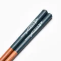 Palillos de madera estilo japonés con diseño de pez blanco y acabado en azul oscuro - 23cm / Azul