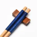Japanische Essstäbchen aus Holz mit blauer Fadenwicklung und spitzer Spitze - Mit Holzstäbchenablage / 23.5cm / Naturholz Blauer Faden