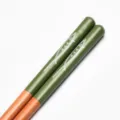 Palillos japoneses auténticos de madera con mango verde y detalle de patrón de pez - 23cm / Verde