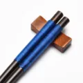 Hochwertige japanische Stäbchen aus dunklem Holz mit elegantem blauem Fadenwickelgriff - Mit Holzstäbchenablage / 23.5cm / Dunkelholz Blauer Faden
