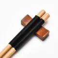 Minimalistische japanische Holzstäbchen mit schwarzem Faden und passender Ablage für Sushi - Mit Holzstäbchenablage / 23.5cm / Naturholz Schwarzer Faden