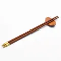 Elegante wengé houten eetstokjes met gouden metalen uiteinden en houten houder op wit. - Griend Rood Sandelhout Stijl / 1 Paar (Inclusief Steun)