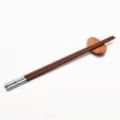 Eetstokjes van wengé hout met roestvrijstalen uiteinden en een ovale houten houder - Bamboeknoop Rood Sandelhout Stijl (Zilveren Trim) / 1 Paar (Inclusief Steun)