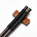Japanische Essstäbchen aus dunklem Holz mit schwarzer Umwicklung und passender Ablage - Mit Holzstäbchenablage / 23.5cm / Dunkelholz Schwarzer Faden
