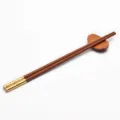 Elegante Wengé houten eetstokjes met gouden metalen punten en luxe bijpassende steun - Bamboeknoop Rood Sandelhout Stijl (Gouden Trim) / 1 Paar (Inclusief Steun)