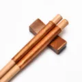 Japanische Holzstäbchen mit Fadenwicklung und Ablage für Sushi und asiatische Küche - Mit Holzstäbchenablage / 23.5cm / Naturholz Brauner Faden