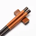 Handgefertigte dunkle Holzstäbchen im japanischen Stil mit orangefarbener Umwicklung - Mit Holzstäbchenablage / 23.5cm / Dunkelholz Brauner Faden