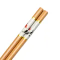 Primo piano di bacchette in bambù carbonizzato da 24 cm con elegante motivo a carpe koi - 24 / Motivo Carpa Koi Nera e Rossa