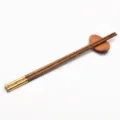 Wengé houten eetstokjes met gouden uiteinden en houten houder. - Bamboeknoop Wengé-hout Stijl (Gouden Trim) / 1 Paar (Inclusief Steun)