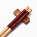 Premium Holzstäbchen im japanischen Stil mit roter Fadenwicklung und passender Holzablage - Mit Holzstäbchenablage / 23.5cm / Naturholz Weinroter Faden