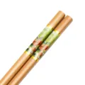Vista ravvicinata di bacchette in bambù carbonizzato da 24 cm con motivo floreale - 24 / Floreale Squisito con Cerchio Dorato