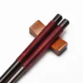 Handgefertigte japanische Holzstäbchen mit roter Fadenwicklung und passender Ablage - Mit Holzstäbchenablage / 23.5cm / Dunkelholz Weinroter Faden