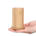 Porte-cure-dents cylindrique en bambou naturel présenté en main pour l'échelle - Porte-cure-dents en Bambou Rond