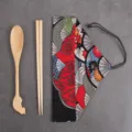 Japanse houten bestekset met kattenlepel en stoffen zakje met traditioneel patroon - Stijl 06