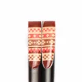 Détail macro de baguettes en bois avec impression de motifs ethniques rouges - Impression Ongle-Géométrique Ethnique Rouge (12 Long)