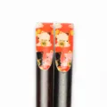 Détail de baguettes en bois avec motif chat porte-bonheur rouge et caractère Fu traditionnel - Impression Ongle-Chat Chanceux Cartoon (01 Court)