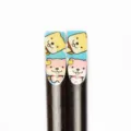 Vue détaillée de baguettes en bois avec d'adorables motifs de chiens en dessin animé - Impression Ongle-Chien Cartoon (02 Court)