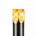 Detailansicht dunkler Holzessstäbchen mit gelbem Glückskatzen-Blumenmuster-Druck - Nagel Druck-Gelb Sakura Katze (04 Kurz)