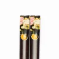 Makroaufnahme von dunklen Holzstäbchen mit bunten Maneki-neko-Glückskatzen-Print-Griffen. - Nagel Druck-Mischfarbe Glückskatze (06 Kurz)