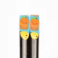 Nahaufnahme von Holz-Essstäbchen mit niedlichen bunten Frucht-Cartoon-Motiven - Nagel Druck-Cartoon Frucht (07 Kurz)
