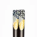 Makro-Nahaufnahme von dunklen Holzstäbchen mit bunten geometrischen Druckmustern. - Nagel Druck-Polka Dot Geometrisch Streifen (18 Lang)