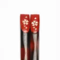 Nahaufnahme von Holzstäbchen mit roten Spitzen und silbernem Kirschblütenmuster - Nagel Druck-Welle Silber Sakura (09 Welle)
