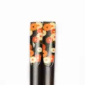 Nahaufnahme von Holzstäbchen mit lebhaftem orange-weißem Blumendruck am Kopfende - Nagel Druck-Vintage Schwarz Chrysantheme (20 Lang)